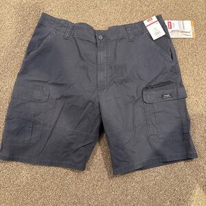 Wrangler Men's Dark gray relaxed fit Cargo Shorts NWT  Size 40